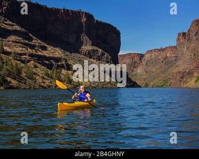 Sarah Kajakfahren auf dem Lake Billy Chinook Stockfoto