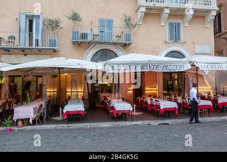 Leere Restaurants auf der Piazza Navona Stockfoto