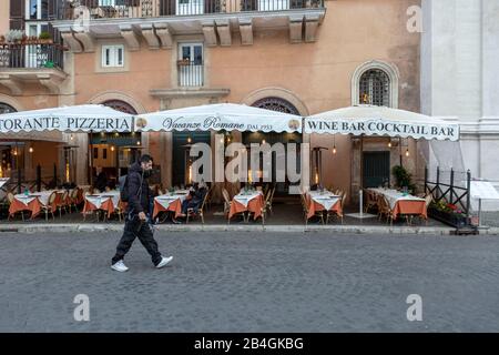 Leere Restaurants auf der Piazza Navona Stockfoto