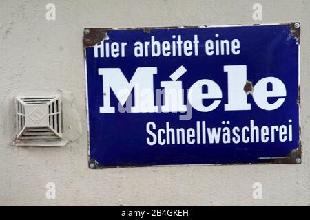 Bad Vilbel, Deutschland - September 08, 2019: Das verrostete vintage Zeichen für eine Waschküche mit Miele Logo auf September 08, 2019 in Bad Vilbel. Stockfoto