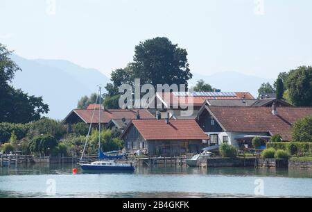 Insel Frauenchiemsee mit segelboot, Steg und Häuser, Fraueninsel, Chiemsee, Chiemgau, Oberbayern, Bayern, Deutschland, Europa Stockfoto