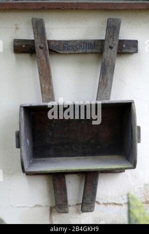 Eine alte hölzerne Warenkorb an der Wand aufhängen, für die Dekoration. Stockfoto