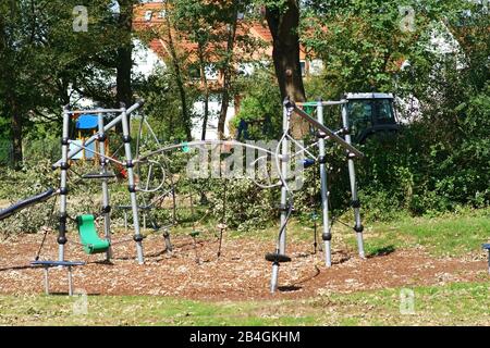 Ein modernes Kletterkurs auf einem Spielplatz mit Klettergerüst und Schaukeln. Stockfoto