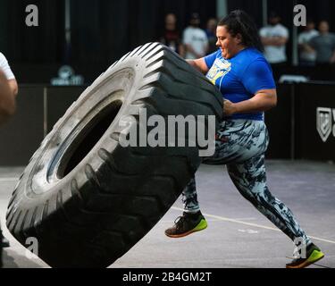 Columbus, Ohio, USA. März 2020. Brooke Souza (USA) tritt beim Wettbewerb "Professional Strongwoman" auf dem Arnold Sports Festival in Columbus, Ohio, USA, beim Reifenflip an. Kredit: Brent Clark/Alamy Live News Stockfoto