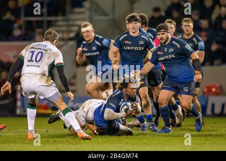 Salford, Lancashire, Großbritannien. März 2020; AJ Bell Stadium, Salford, Lancashire, England; Premiership Rugby, Sale Sharks versus London Irish; Marland Yarde of Sale Sharks wird auf dem Flügel angegangen Credit: Action Plus Sports Images/Alamy Live News Stockfoto