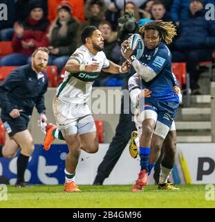 Salford, Lancashire, Großbritannien. März 2020; AJ Bell Stadium, Salford, Lancashire, England; Premiership Rugby, Sale Sharks versus London Irish; Marland Yarde of Sale Sharks wird auf dem Flügel angegangen Credit: Action Plus Sports Images/Alamy Live News Stockfoto
