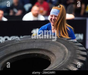 Columbus, Ohio, USA. März 2020. Bailey Deshaine (CAN) tritt beim Wettbewerb "Professional Strongwoman" auf dem Arnold Sports Festival in Columbus, Ohio, USA, beim Reifenflip an. Columbus, Ohio, USA. Kredit: Brent Clark/Alamy Live News Stockfoto