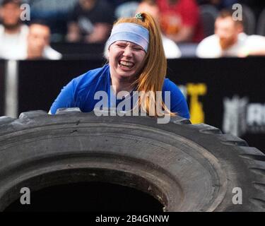 Columbus, Ohio, USA. März 2020. Bailey Deshaine (CAN) tritt beim Wettbewerb "Professional Strongwoman" auf dem Arnold Sports Festival in Columbus, Ohio, USA, beim Reifenflip an. Columbus, Ohio, USA. Kredit: Brent Clark/Alamy Live News Stockfoto