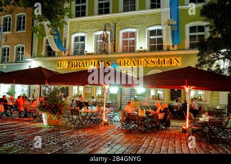 Deutschland, Bayern, Oberbayern, Traunstein, inn, Hofbräuhaus Traunstein, Straßenleben, Abend, beleuchtet Stockfoto