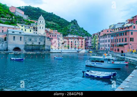 Cinque Terre Italy 20. Mai 2015: Basis der schönen Vernazza mit bunten Häusern in Cinque Terre Italy Stockfoto