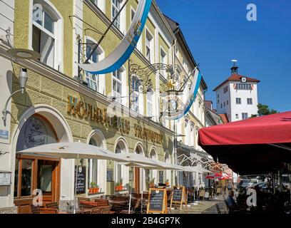 Deutschland, Bayern, Oberbayern, Traunstein, Stadtplatz, Straßenrestaurant, Restaurant, Hofbräuhaus Traunstein, Zunftschild, Kneipschild, Jacklturm Stockfoto