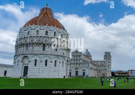 Cinque Terre Italien 20. Mai 2015: Schöne Piazza del Duomo während des sonnigen Tages in Pisa Italien Stockfoto