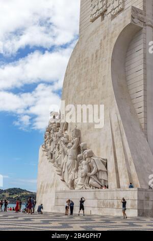 Lissabon 30. Juli 2018: Detail der Skulpturen berühmter Seeleute, am Denkmal für die Entdecker, Belem Lissabon. Stockfoto