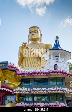 Riesige goldene buddha-statue auf dem Tempel Stockfoto