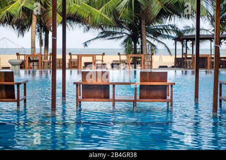 Holzbänke als Sitzplatz in einem Pool, Hotel Stockfoto