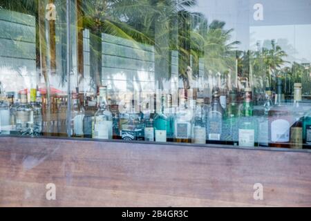 Viele Flaschen werden in einer Bar zubereitet Stockfoto