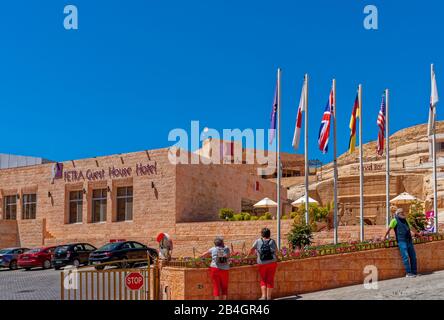 Jordan, Wadi Musa in der Nähe der Rockstadt Petra, Touristen vor ihrem Hotel Stockfoto