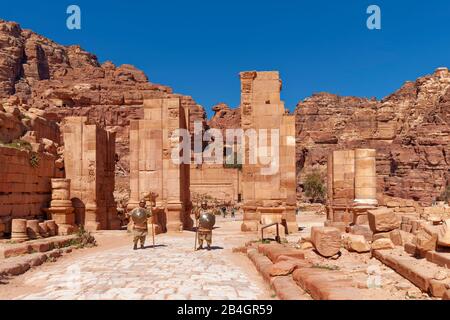 Jordan, Tempel der Löwen in der Rockstadt Petra, römische Soldaten Stockfoto