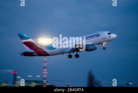 DŸsseldorf International Airport, DUS, Aircraft at Take-off, Eurowings, Airbus A319-112, Stockfoto