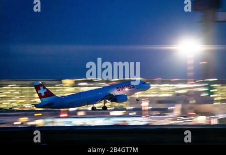 DŸsseldorf internationaler Flughafen, DUS, Flugzeug beim Start, SCHWEIZER Airbus, Stockfoto