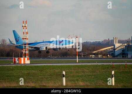 DŸsseldorf International Airport, DUS, Aircraft on Landing, TUI Fly, Boeing 737-8K5, Stockfoto