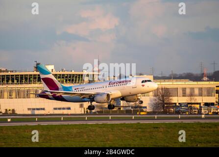 DŸsseldorf International Airport, DUS, Aircraft on Landing, Eurowings, Airbus A319-112, Stockfoto
