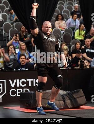 Columbus, Ohio, USA. März 2020. Mateusz Kielsliszkowski (POL) tritt im Hussefell Stone Carry im Arnold Strongman Classic auf dem Arnold Sports Festival in Columbus, Ohio, USA an. Columbus, Ohio, USA. Kredit: Brent Clark/Alamy Live News Stockfoto