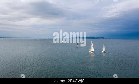 Luftansicht von Segelbooten, Schiffen und Yachten im Hafen von Dun Laoghaire, Irland Stockfoto