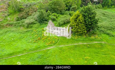 Luftaufnahme der mittelalterlichen Kirche Raheen-a-Cluig in Bray, County Wicklow, Irland Stockfoto