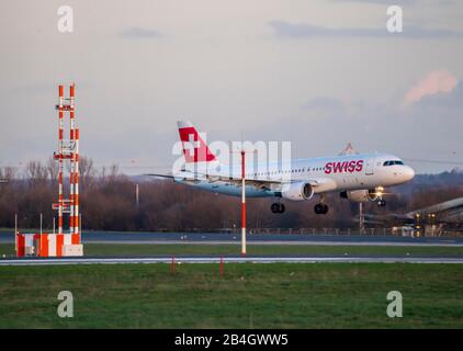 DŸsseldorf International Airport, DUS, Aircraft on Landing, SWISS, Airbus, Stockfoto