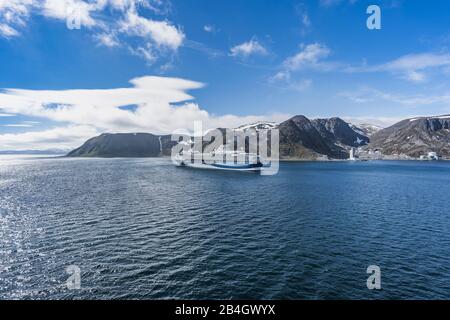 Kreuzfahrtschiff vor Honningsvåg, Nord, Norwegen, Skandinavien, Europa Stockfoto