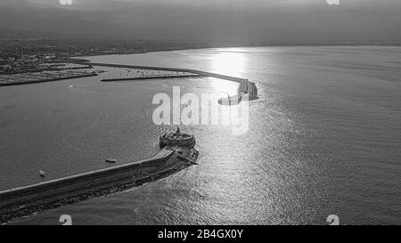 Luftansicht von Segelbooten, Schiffen und Yachten im Hafen von Dun Laoghaire, Irland Stockfoto