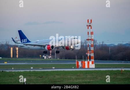 DŸsseldorf International Airport, DUS, Aircraft on Landing, SAS, Airbus A320 Stockfoto