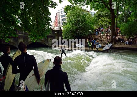 Europa, Deutschland, Bayern, München, englischer Garten, Stadtpark zwischen Lehel und Schwebing, Eisbach, Stauweir, City River Surfer, Stockfoto