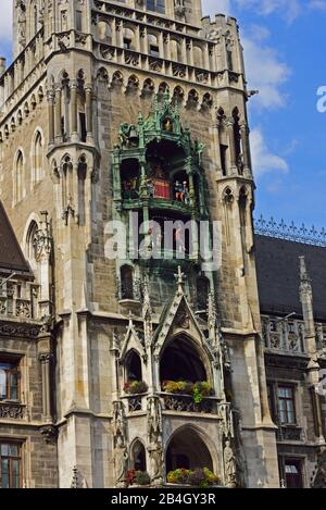 Europa, Deutschland, Bayern, Stadt München, Marienplatz, Neues Rathaus im neugotischen Stil, von den Jahren von 1867 bis 1908 erbaut, Glocken und Figuren im Rathausturm, Stockfoto