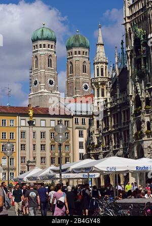 Europa, Deutschland, Bayern, Stadt München, Marienplatz, Neues Rathaus im neogotischen Stil, erbaut in den Jahren von 1867 bis 1908, Glocken und Figuren im Rathausturm, Türme der Frauenkirche Stockfoto