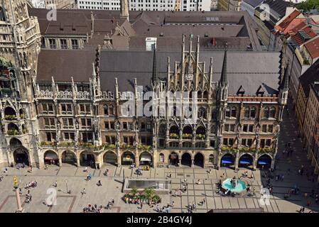 Europa, Deutschland, Bayern, Stadt München, Marienplatz, Neues Rathaus im neugotischen Stil, von den Jahren von 1867 bis 1908 erbaut, Glocken und Figuren im Rathausturm, Stockfoto