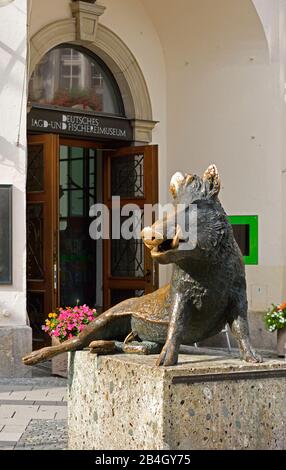 Europa, Deutschland, Bayern, Stadt München, Stadt, Neuhauser Straße, Deutsches Jagd- und Fischereimuseum, Bronzeplastik Eber vor dem Eingang, ehemalige Augustinuskirche Stockfoto