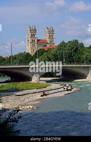 Europa, Deutschland, Bayern, München, Glockenbachviertell, Isar, Reichenbachbrücke, Kirche St. Maximilian, Stockfoto