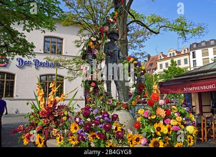 Europa, Deutschland, Bayern, Landeshauptstadt München, Viktualienmarkt, Denkmal und Brunnen, Bronzestatue Karl Valentins, Comedian, Folksänger, Autor und Filmproduzent, geboren am 4. Juni 1882 in München, gestorben am 9. Februar 1948 Stockfoto