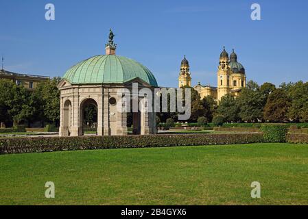 Europa, Deutschland, Bayern, München, Stadt, Hofgarten, Diana-Tempel und Theatinenkirche, Stockfoto