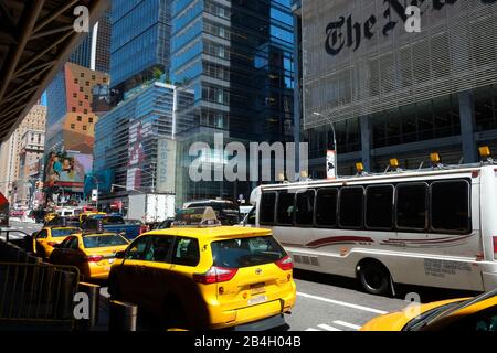 Gelbe Kabinen warten auf Passagiere am Busbahnhof Port Authority mit Dem New York Times Tower, der vom Architekten Renzo Piano im Hintergrund entworfen wurde. 8th Avenue, New York, USA Stockfoto