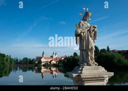 Statue des heiligen Johannes von Nepomuk Deutsch: Johannes Nepomuk ist der Heilige von Böhmen, der auf Geheiß von Wenceslaus, König der Römer und König von Böhmen, in der Moldau ertränkt wurde. Stockfoto