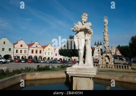 Die Statue des Silenius, die das Baby Dionisos hält, ist im Barock. Telc, Mähren, Tschechien. UNESCO-Weltkulturerbe Stockfoto