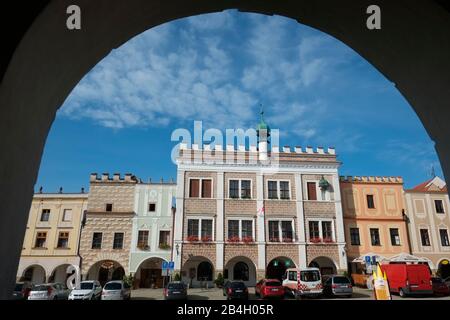 Tschechische Republik, Tel. Blick auf das Rathaus von der Unterseite des Renaissance-Bogens. UNESCO-Weltkulturerbe Stockfoto