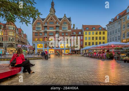 Nachtszene des beleuchteten Kohlepeckplatzes in kopenhagen, mit einer Frau, die auf einer Bank sitzt, Kopenhagen, 6. September 2018 Stockfoto