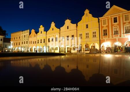 Telc, Tschechien. Im Autodach spiegelten sich barocke Bürgerhäuser wider Stockfoto