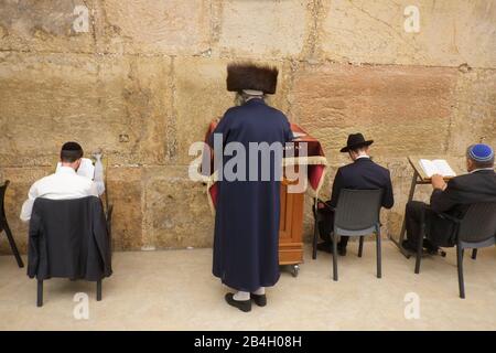 Juden, die während des Sabbats in der westlichen Mauer beten. Westliche Mauer in der Altstadt von Jerusalem, ein Ort des Betens und Pilgerns, der dem jüdischen Volk heilig ist. Es sind die einzigen Überreste des Zweiten Tempels von Jerusalem, der von den alten Juden als einzigartig heilig gehalten und 70 n. Chr. von den Römern zerstört wurde. Die Echtheit der westlichen Mauer wurde von Tradion, Geschichte und archäologischen Forschungen bestätigt; die Mauer stammt etwa aus dem 2. Jahrhundert v. Chr. Stockfoto