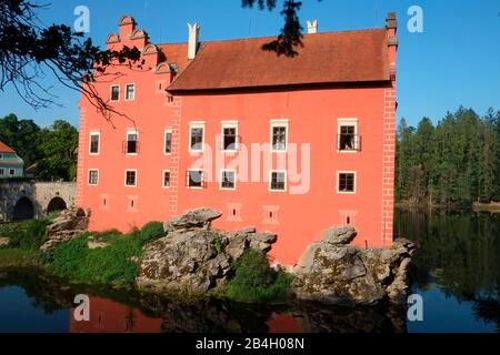 Cervena Lhota Chateau, Tschechien. Das aus dem gotischen Fort im 16. Jahrhundert wiederaufgebaute Sommerhaus war ein Ort der Unterhaltung, der Feiern und der Freizeit. Stockfoto