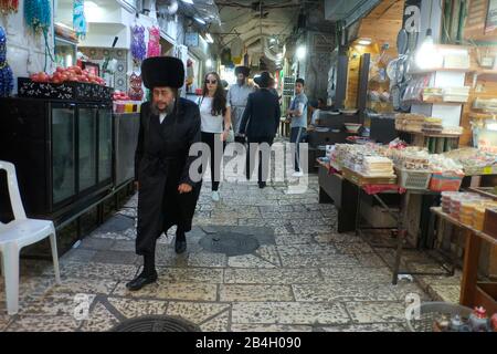 Der orthodoxe Jude eilt zur westlichen Mauer zum Schabbatgebet. Jerusalem - Israel Stockfoto